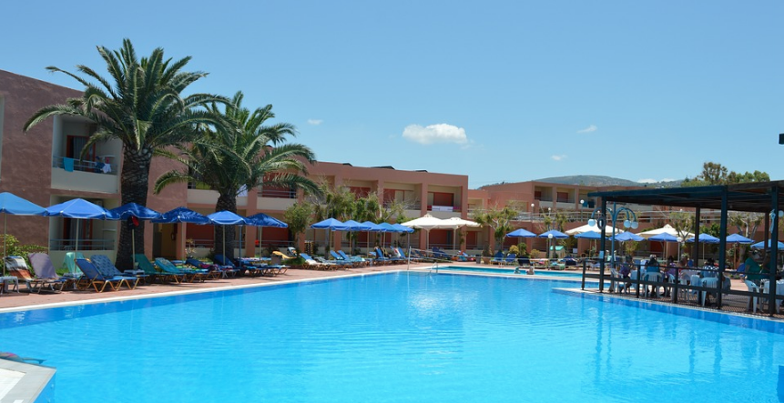 Hotel på Kreta med pool og palmer